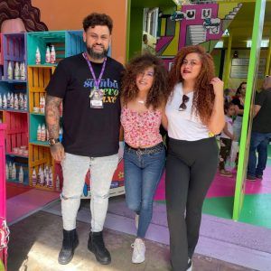 Somos especialistas en el cuidado de cabellos crespos, ondulados y afro, ofreciendo cortes en seco (Dry Cut)