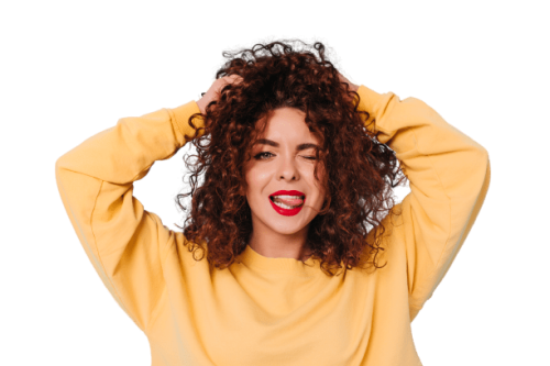 alegre-chica-morena-rizada-ojos-azules-lapiz-labial-rojo-guina-ojo-toca-cabello-muestra-lengua-espacio-azul-removebg-preview